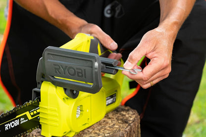 Ryobi Kompaktowa Piła Łańcuchowa 18V RY18CS20A-125, Prowadnica 20 cm, Prędkość 4.6 m/s, Wydajność Cięcia 15 cm, Ręczne Napinanie Łańcucha, Zestaw Zawiera Akumulator 2.5 Ah i Ładowarkę