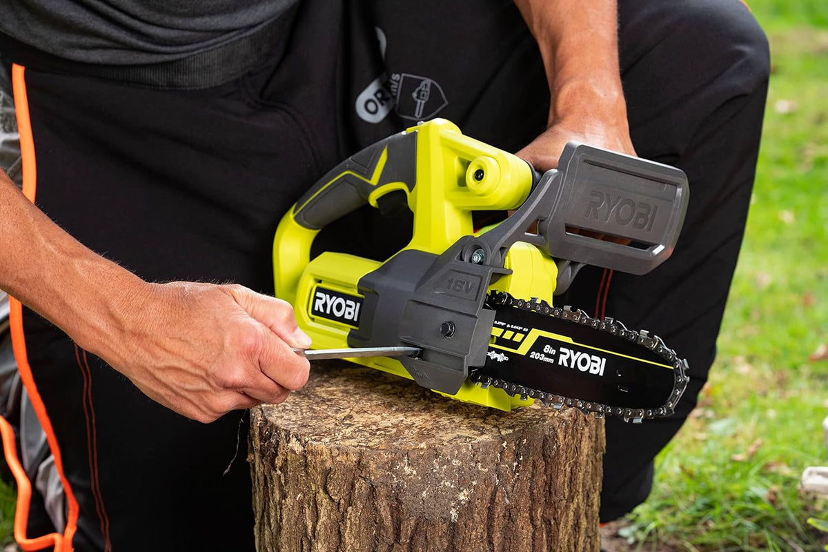 Ryobi Kompaktowa Piła Łańcuchowa 18V RY18CS20A-125, Prowadnica 20 cm, Prędkość 4.6 m/s, Wydajność Cięcia 15 cm, Ręczne Napinanie Łańcucha, Zestaw Zawiera Akumulator 2.5 Ah i Ładowarkę